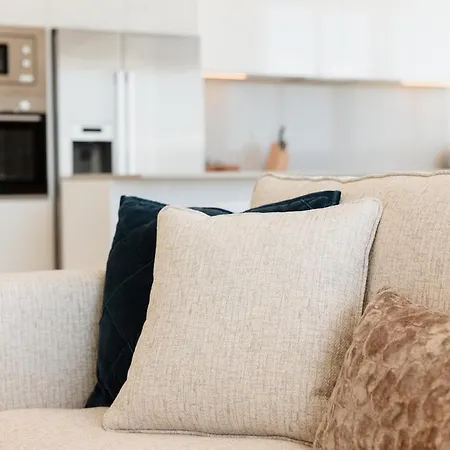 Luxury 3 Bed Flat Stunning Sea & Mountain Views Daire *