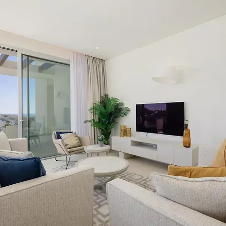 Luxury 3 Bed Flat Stunning Sea & Mountain Views Daire Benahavís