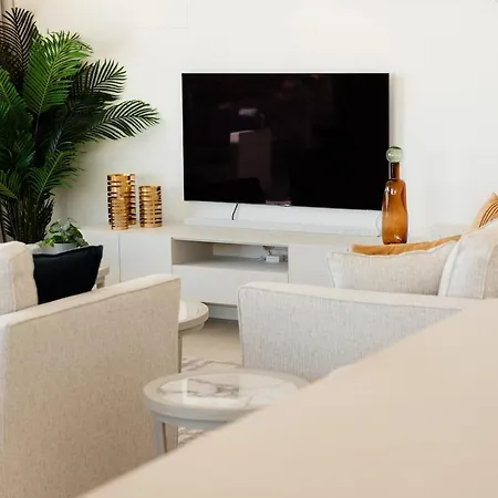 Luxury 3 Bed Flat Stunning Sea & Mountain Views Daire *