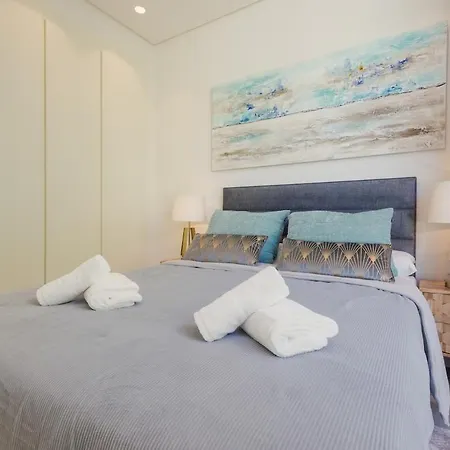 Luxury 3 Bed Flat Stunning Sea & Mountain Views Daire