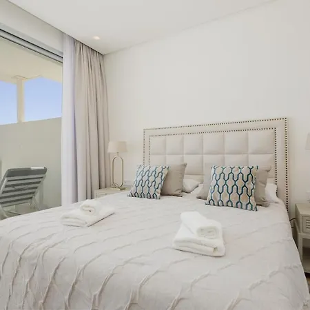 Luxury 3 Bed Flat Stunning Sea & Mountain Views Daire *