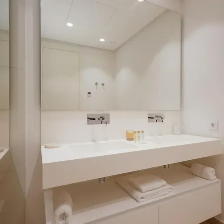 Luxury 3 Bed Flat Stunning Sea & Mountain Views