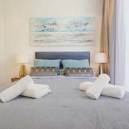 Luxury 3 Bed Flat Stunning Sea & Mountain Views Daire Benahavís