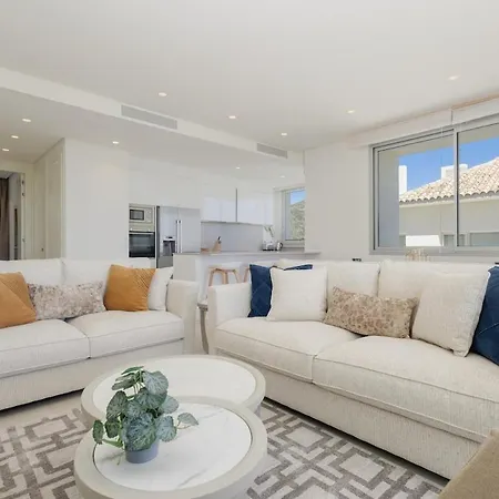 Luxury 3 Bed Flat Stunning Sea & Mountain Views *