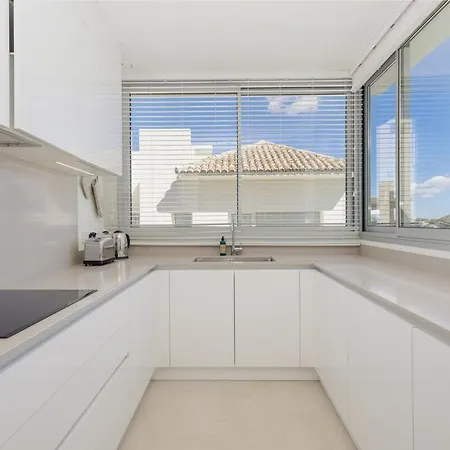 Luxury 3 Bed Flat Stunning Sea & Mountain Views Daire *
