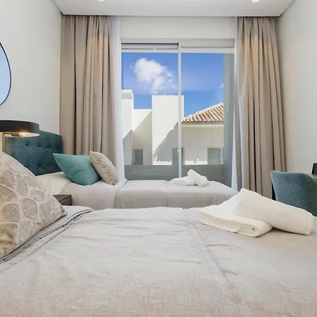 Luxury 3 Bed Flat Stunning Sea & Mountain Views *