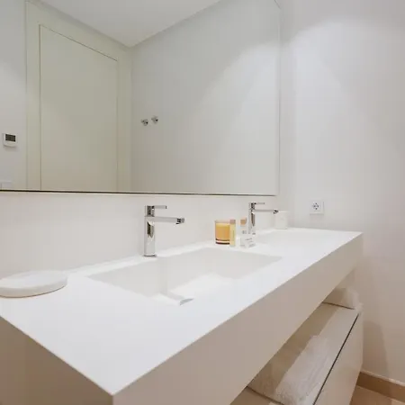 Luxury 3 Bed Flat Stunning Sea & Mountain Views
