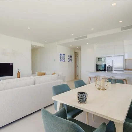 Luxury 3 Bed Flat Stunning Sea & Mountain Views Benahavís