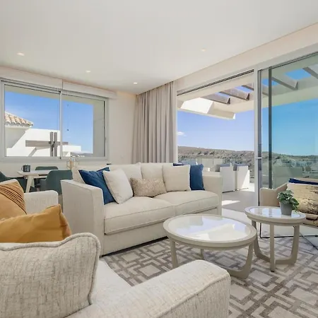 Luxury 3 Bed Flat Stunning Sea & Mountain Views
