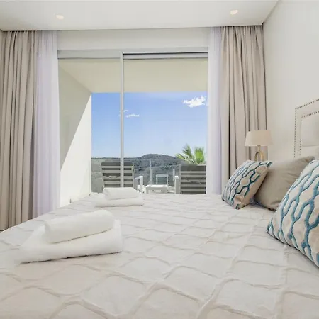 Luxury 3 Bed Flat Stunning Sea & Mountain Views *