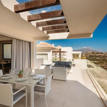 Luxury 3 Bed Flat Stunning Sea & Mountain Views *