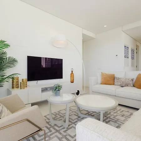 Luxury 3 Bed Flat Stunning Sea & Mountain Views
