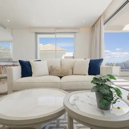 Luxury 3 Bed Flat Stunning Sea & Mountain Views Daire Benahavís